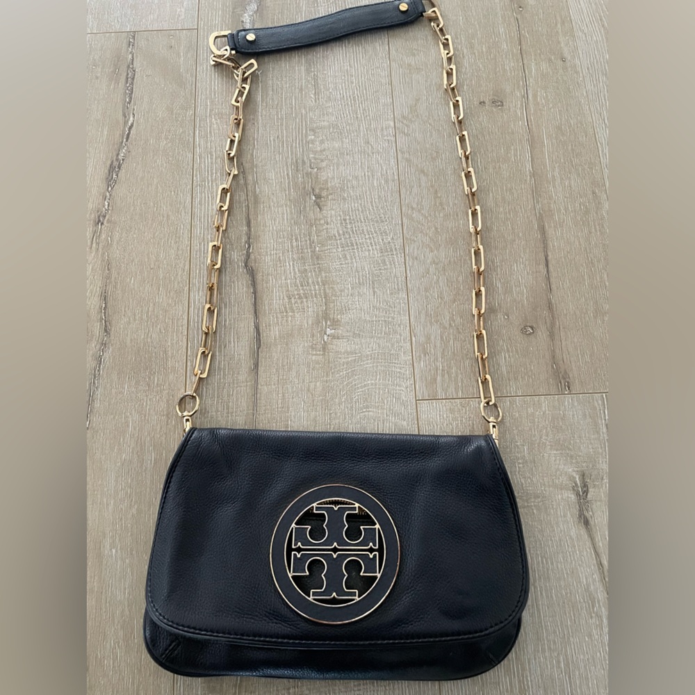 Tory Burch Clutch
Black Leather
Gold-Tone Hardware
Chain-Link Shoulder Strap